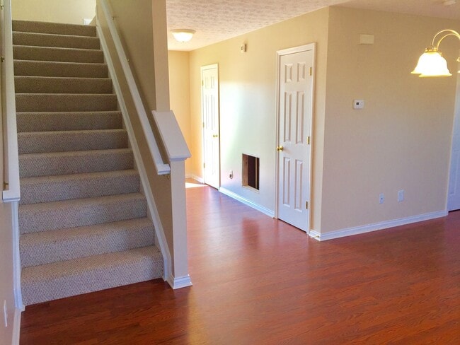 Building Photo - Beautiful Home in Quiet Cul-De-Sac Shelbyville! Basement!