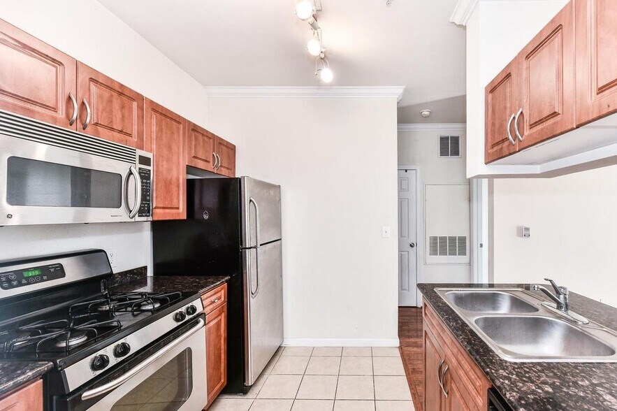 Building Photo - 12913 Centre Park Cir