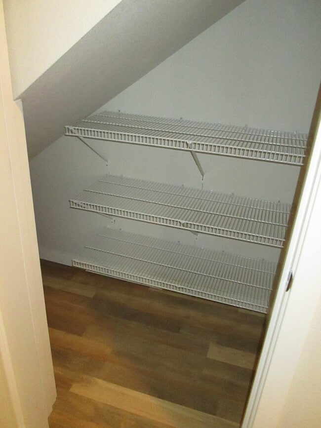 Building Photo - Spacious Two Bedroom Townhome