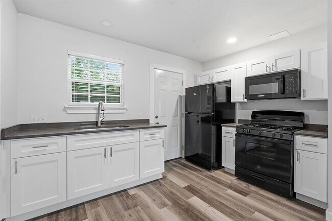 Building Photo - 1911 Hearthside Dr