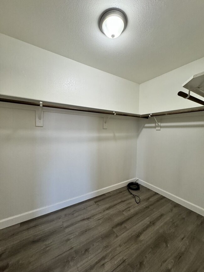 Building Photo - Great 3 bedroom 2 bath culdesac lot with f...