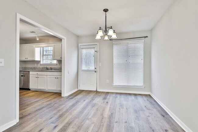 Building Photo - 3BR Home in Jonesboro. Spacious Primary Suite & Convenient Location