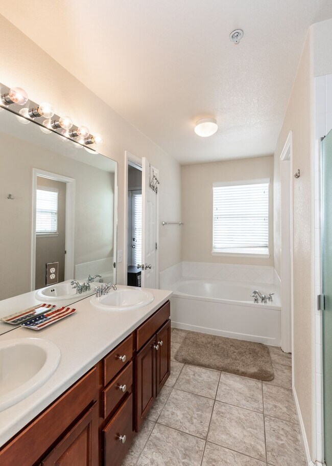 Building Photo - Downtown 3 Bedroom Townhome with 2 Car Garage