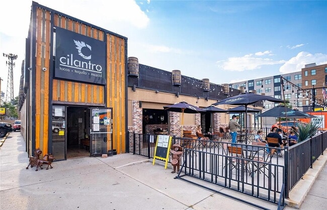 Building Photo - Amazing Jefferson Park 2 Bed / 4 bath Dupl...