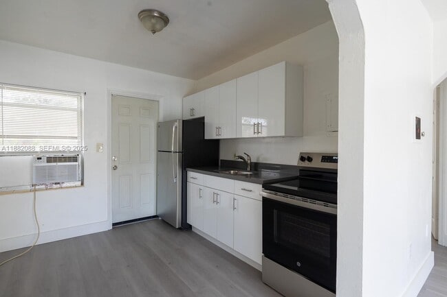 Building Photo - 7021 NW 4th Ct