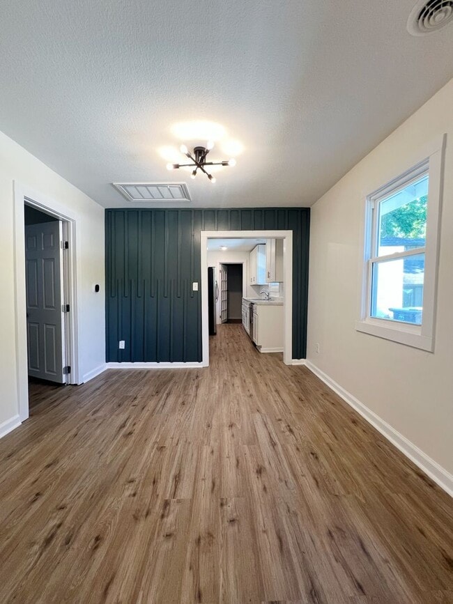 Building Photo - SEE IT NOW: Charming Renovated Bungalow in...