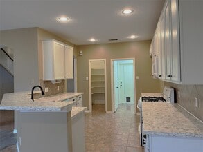 Building Photo - 2115 Hollyfield Ln