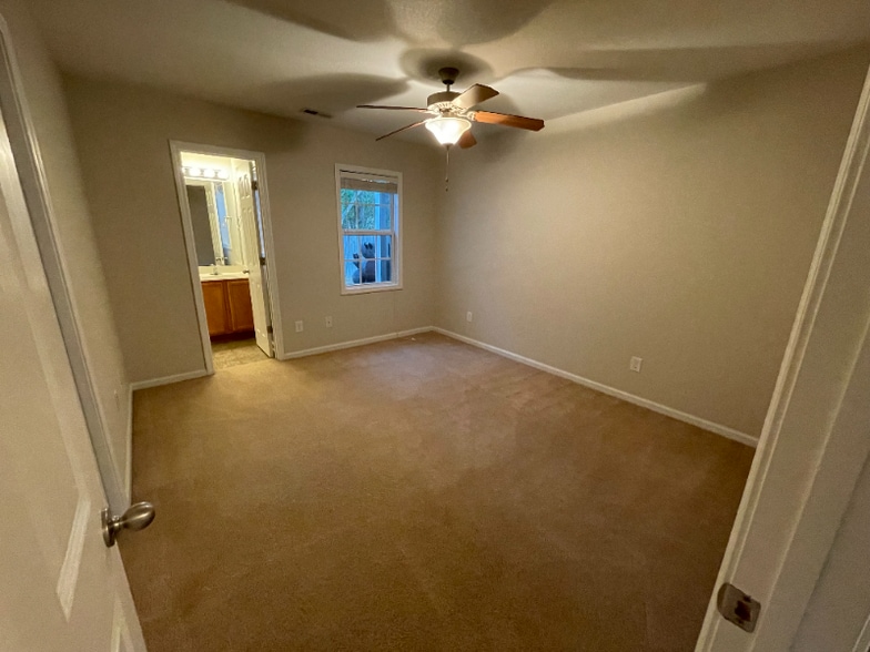 Building Photo - 1404 Old Folkstone Rd