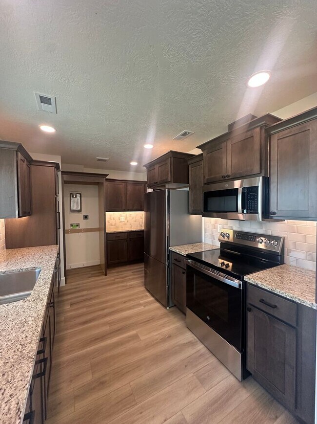 Building Photo - 2 bed, 1 Bath, 1 Car Garage, - Modern Insi...