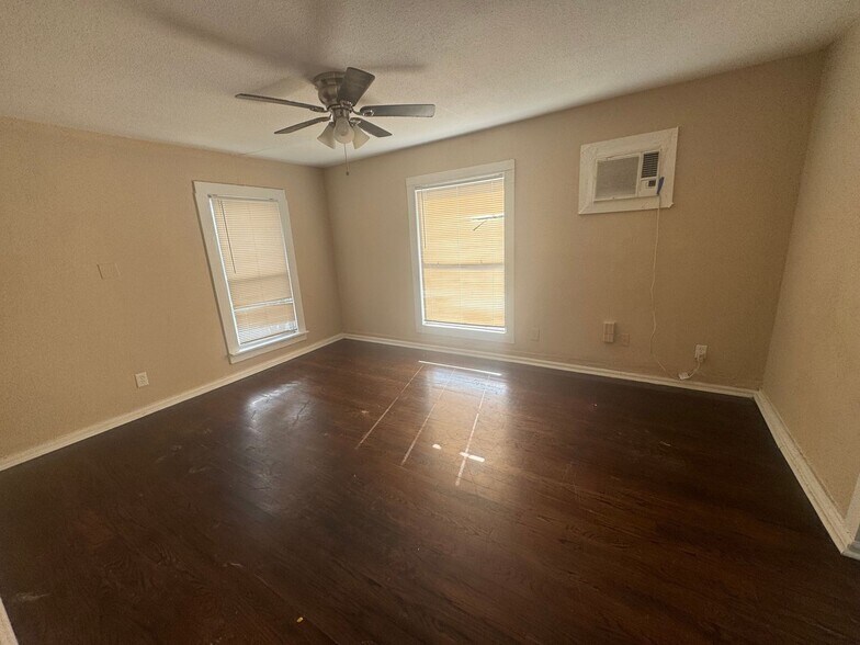 Primary Photo - 7018 Avenue F
