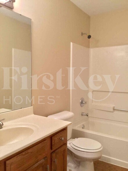 Building Photo - 687 Bobolink Ct