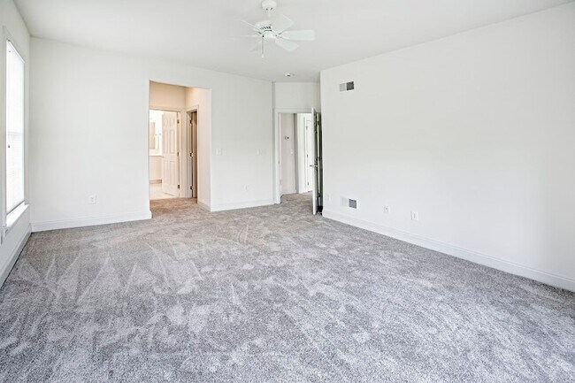 Building Photo - Beautiful 3 bedroom, 3 bath home in over 5...