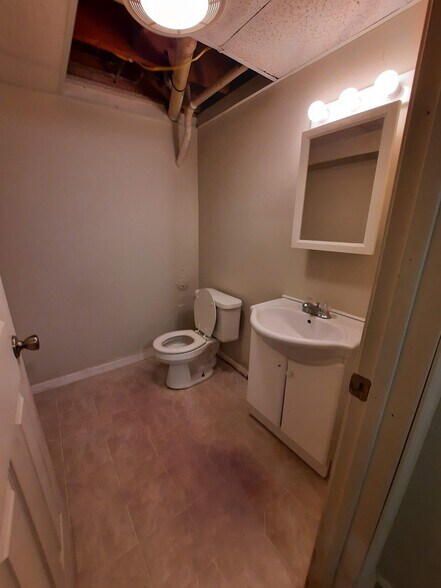 Building Photo - 3135 Runway Ave