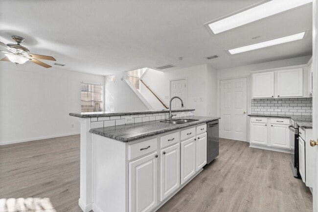 Building Photo - 122 S Walden Elms Cir