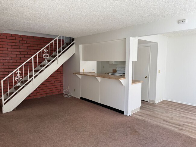 Building Photo - 752 W Hemlock St
