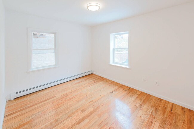 Building Photo - 657 Manida St