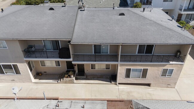 Building from the side - 2516 Voorhees Ave