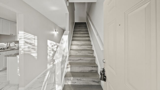 Building Photo - 1914 Lakeside Dr