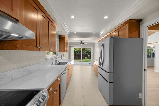 Building Photo - Beautifully upgraded 4-bedroom, 3.5-bathro...