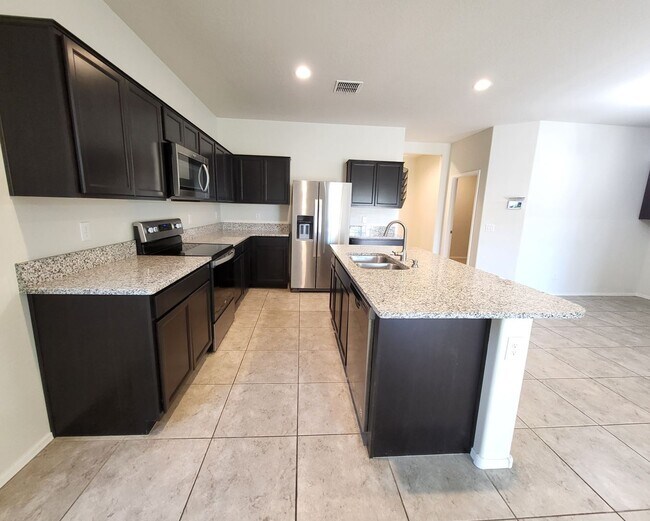 Building Photo - 3 Bedroom 2 Bathroom Magma Ranch Home
