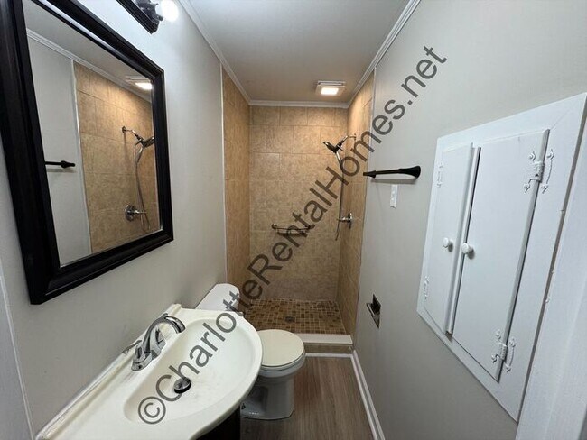 Building Photo - Updated 4 bedroom 2 bathroom home with back deck & large storage shed in Gastonia!