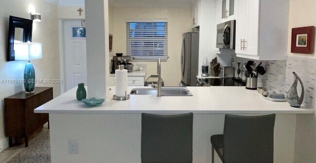 Building Photo - 633 NE 2nd Ave