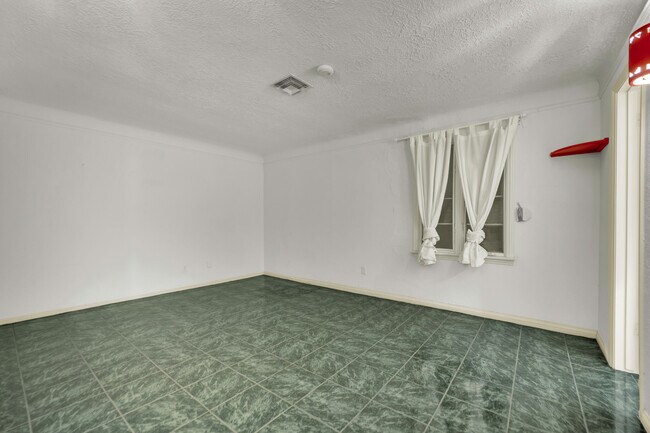 Building Photo - 1250 Shadow Ln