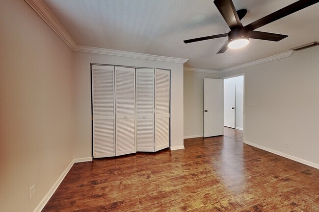 Building Photo - 3801 1/2 W Palmira Ave