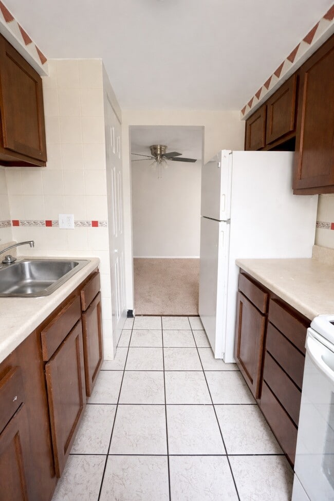 Fountain Square Kitchen - FOUNTAIN SQUARE APARTMENTS -- 008