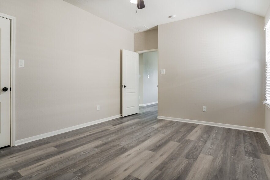 Building Photo - 8343 Broadleaf Ave