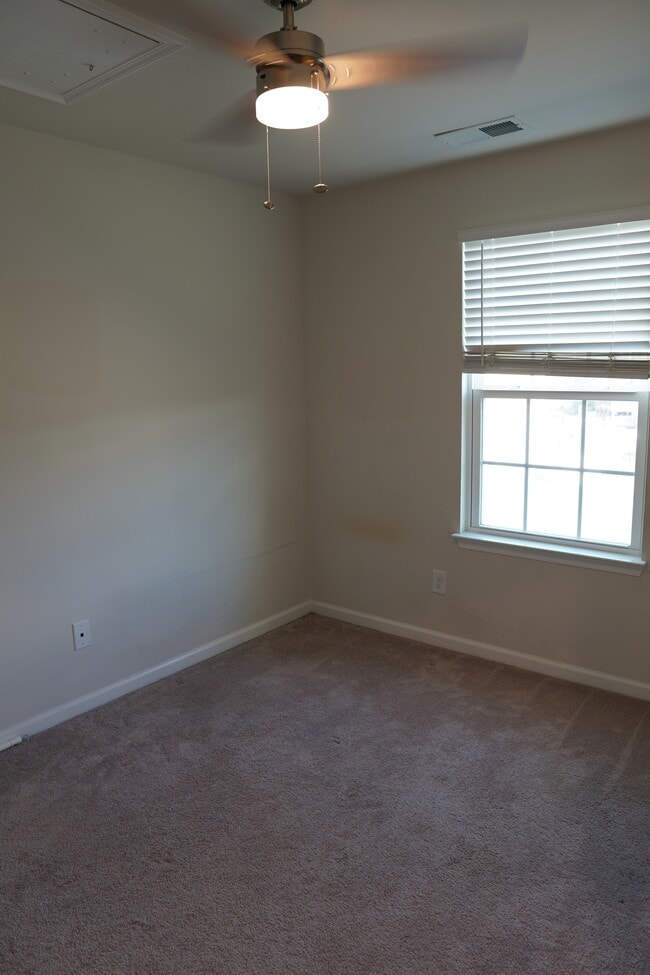 Building Photo - 417 Cross Country Way
