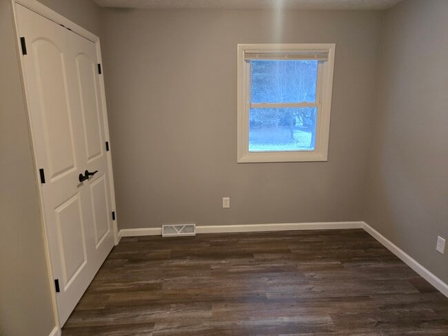 Building Photo - 541 E School St