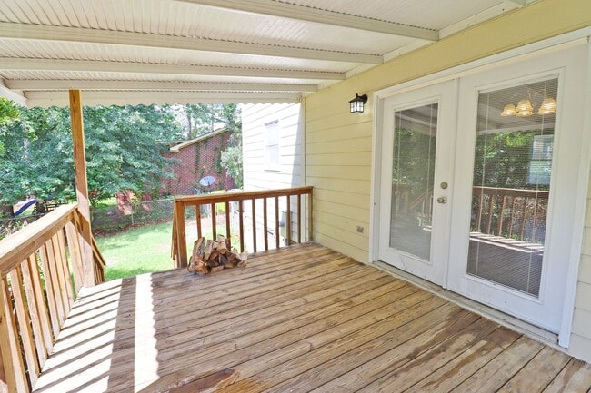 Building Photo - Charming Columbia Home Minutes to Fort Jackson! Available March 2026!