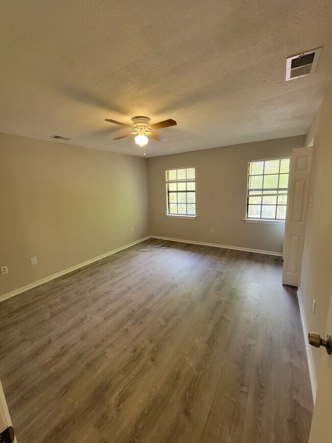 Building Photo - Nice Townhouse on Victory Dr