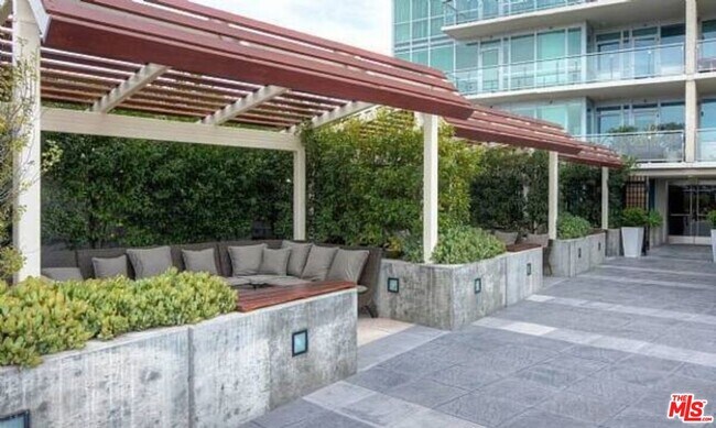 Building Photo - 3785 Wilshire Blvd