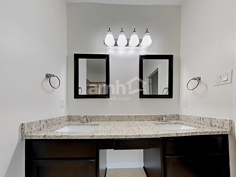 Building Photo - 2213 Oak Cir Dr N