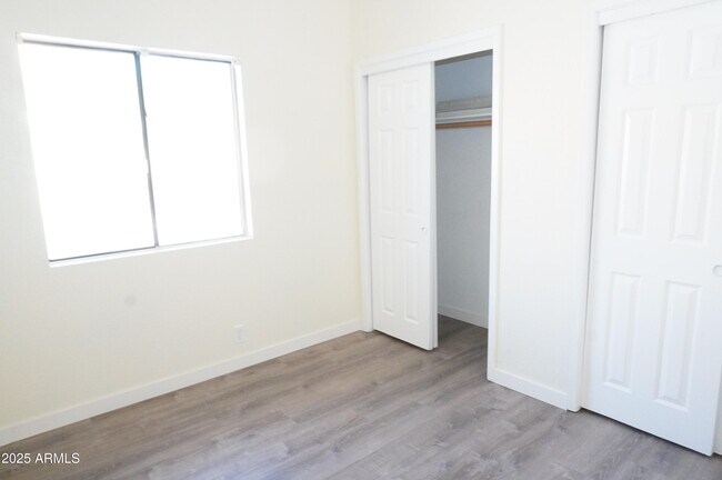 Building Photo - 4024 E Hiddenview Dr