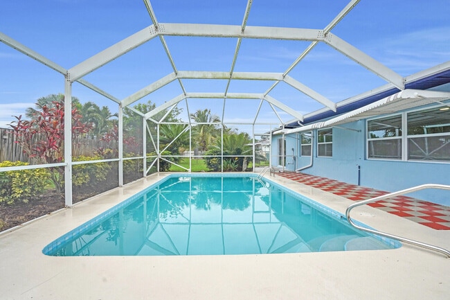Building Photo - 865 SE Tierra Ct