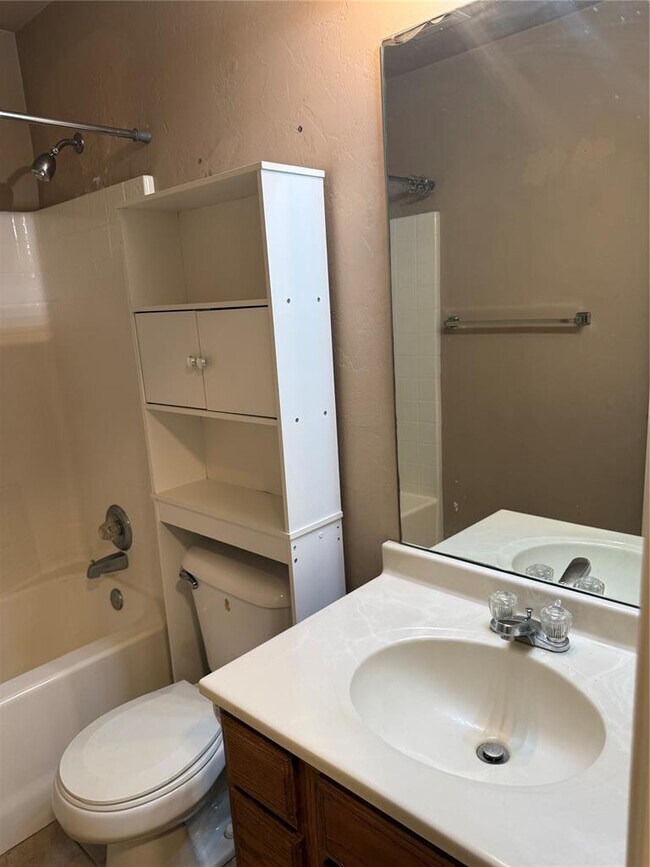Building Photo - 400 S Castle Ridge Ln