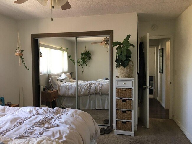 Building Photo - Beautiful upstairs 2 bedroom 1 bathroom ap...