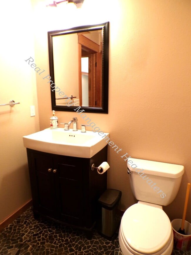 Building Photo - 5 Bedroom 2-1/2 Bath House for Rent