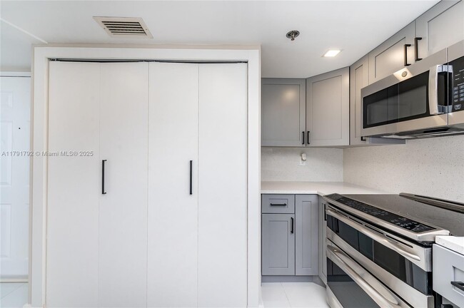 Building Photo - 540 Brickell Key Dr