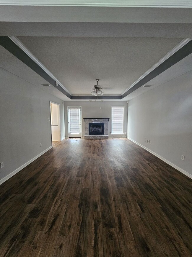 Building Photo - Charm & Convenience