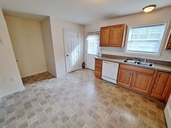 Building Photo - 2 Bed / 1-1/2 Bath Townhome