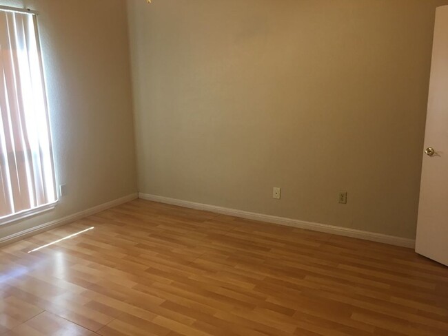 Building Photo - Hyde Park Oaks 1 Bedroom - Fall 2025 West ...