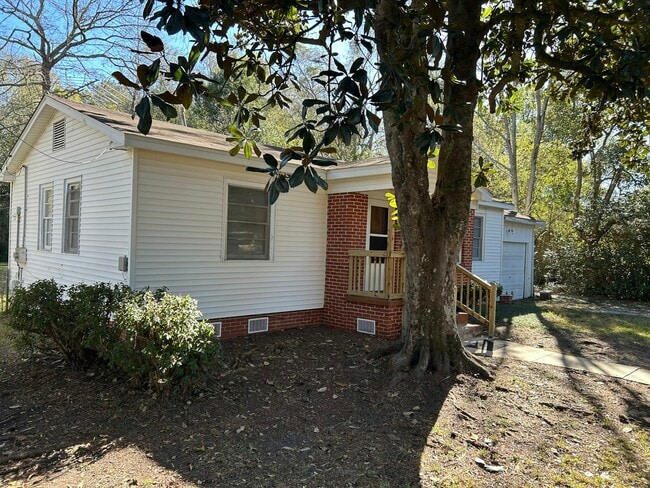 Building Photo - 2501 Robin Hood Dr