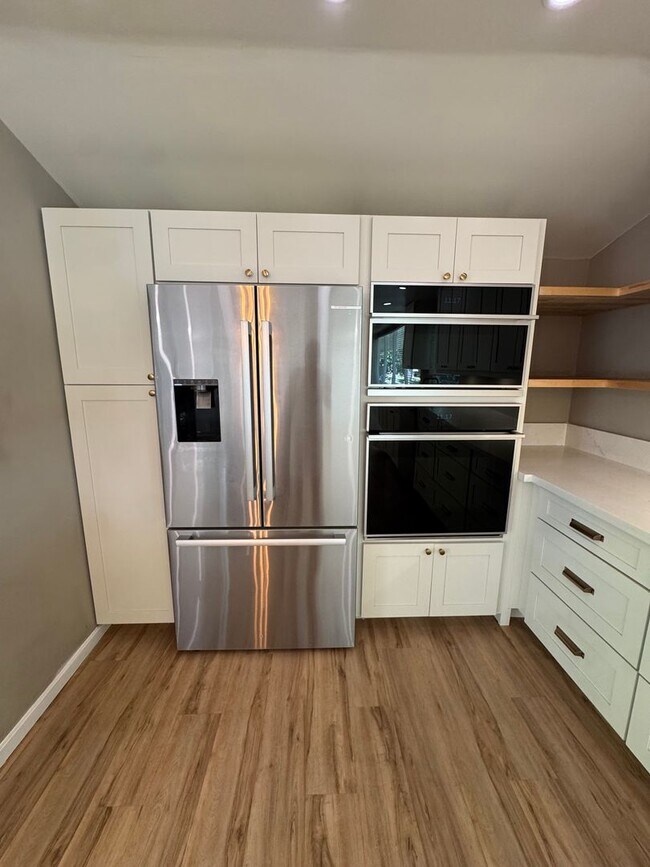 Building Photo - 3 BED, 2 BATH, 2 Parking with AC- Kalani I...