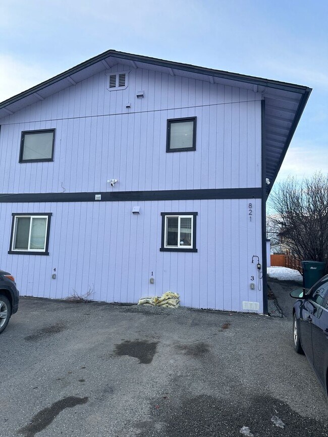 Building Photo - Heat Included! Heated Storage, 2 Bedroom/1...