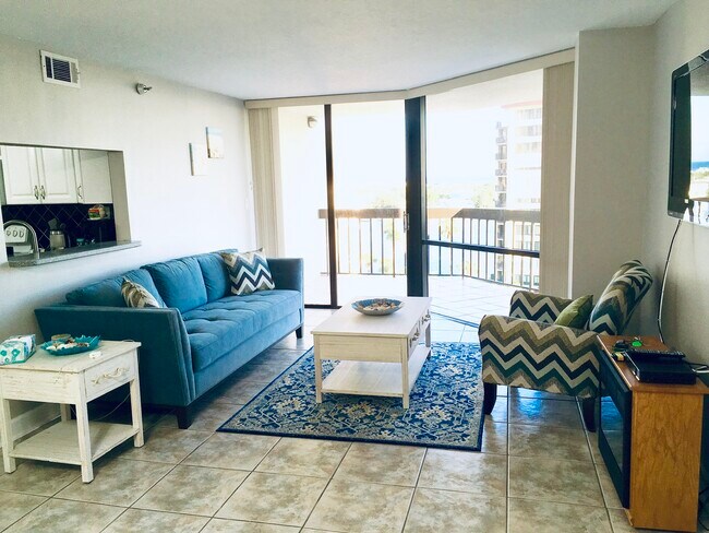 Living room - 690 Island Way