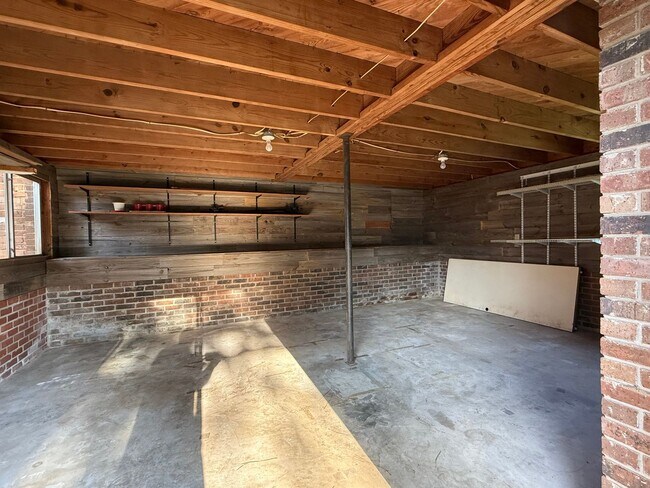 Building Photo - 823 N Bryan St